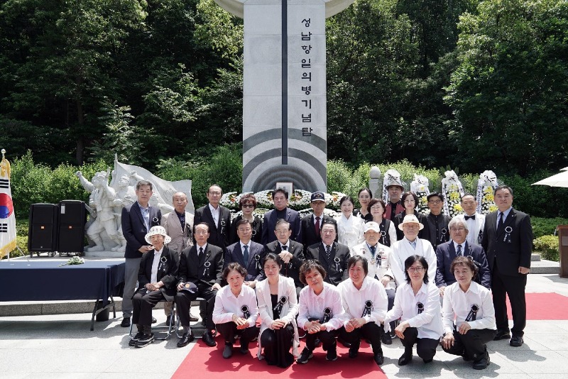 전년도 추모제 단체사진.jpg