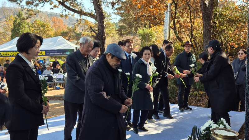 '2025 경기도 민주화운동희생자 추모제' 거행...마석 모란공원서 300명, 민주열사 희생 기려 '2025 경기도 민주화운동희생자 추모제' 거행...마석 모란공원서 300명, 민주열사 희생 기려